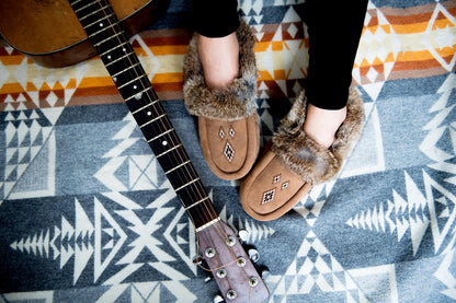 MANITOBAH Tipi Suede Moccasin Womens Oak L06
