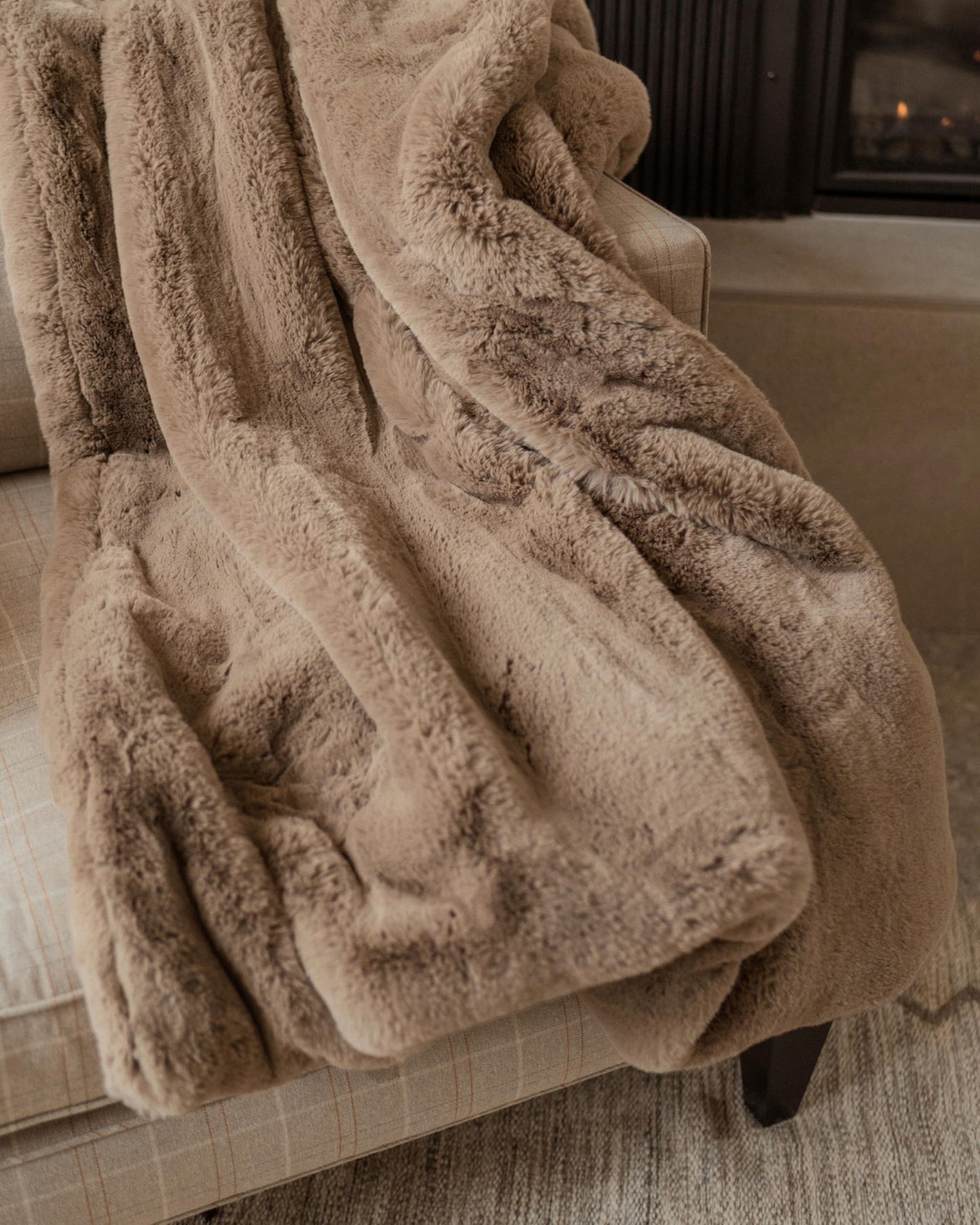Cozy Earth Cuddle Blanket, Faux Fur Ultra-Soft Luxury Throw Blanket