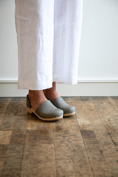 Sandgrens Handmade Swedish Wood Closed-Back Clogs for Women, US 11-11.5 | Brett Low Stone Nubuck LT, EU 42